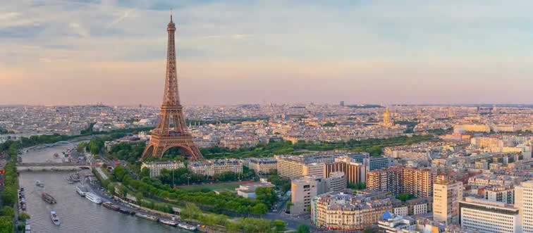 Picture a gorgeous postcard showing the towering Eiffel Tower and a warm, flaky croissant. Which spot on the map are we visiting?
